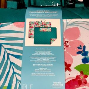 Outdoor packable blanket